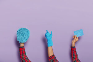 Tre städprodukter som hålls upp och visas