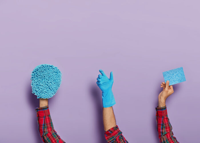 Tre städprodukter som hålls upp och visas