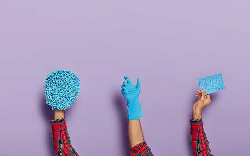 Tre städprodukter som hålls upp och visas
